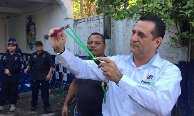 Mexico: Cảnh sát thi trượt sát hạch sẽ phải dùng súng cao su và đạn đá thay cho súng thật - Ảnh 1.