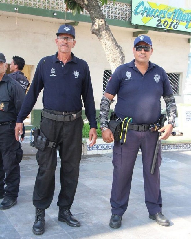 Mexico: Cảnh sát thi trượt sát hạch sẽ phải dùng súng cao su và đạn đá thay cho súng thật - Ảnh 2.
