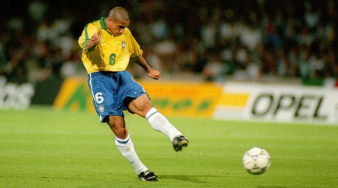 Lý giải cú sút phạt quả chuối huyền thoại của danh thủ Roberto Carlos đã đi vào lịch sử bóng đá thế giới - Ảnh 1.