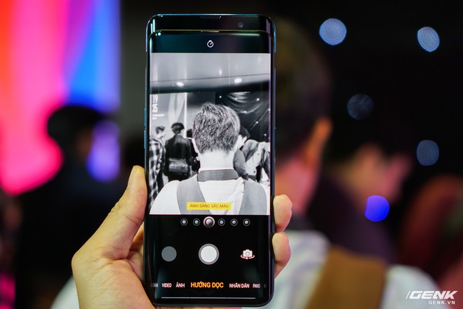 Ảnh thực tế Oppo Find X tại Việt Nam: Snapdragon 845, màn hình tràn siêu cực, camera thò thụt tinh tế, giá gần 21 triệu đồng - Ảnh 6.