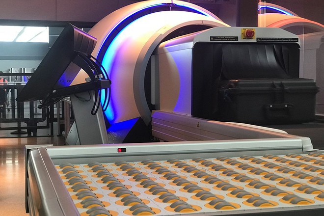 Hãng hàng không Mỹ muốn sử dụng máy chụp cắt lớp 3D để soi hành lý của khách - Ảnh 1.