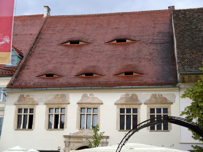 Ở quê hương của Dracula, đến cả nhà cửa cũng khiến người ta lạnh gáy với những con mắt dõi theo người qua lại - Ảnh 3.