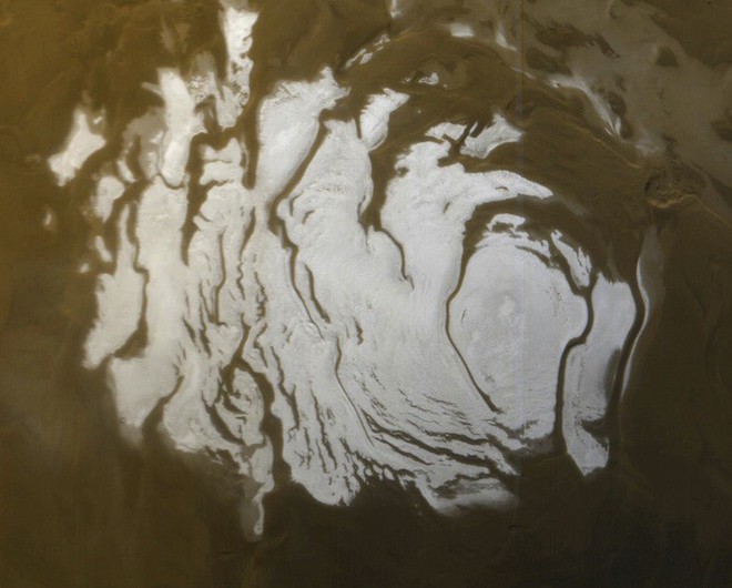 [TIN NÓNG] Phát hiện ra dấu vết của một hồ nước khổng lồ rộng 20 km dưới lớp băng trên Sao Hỏa - Ảnh 1.