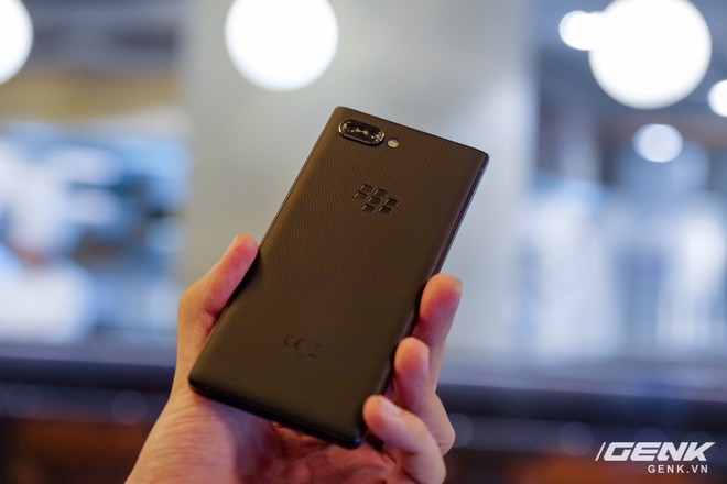 Blackberry Key2 chính thức ra mắt tại Việt Nam: vẫn thiết kế không lẫn đi đâu được, với nhiều cải tiến đáng kể, giá 17 triệu đồng - Ảnh 1.