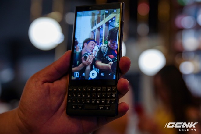 Blackberry Key2 chính thức ra mắt tại Việt Nam: vẫn thiết kế không lẫn đi đâu được, với nhiều cải tiến đáng kể, giá 17 triệu đồng - Ảnh 10.