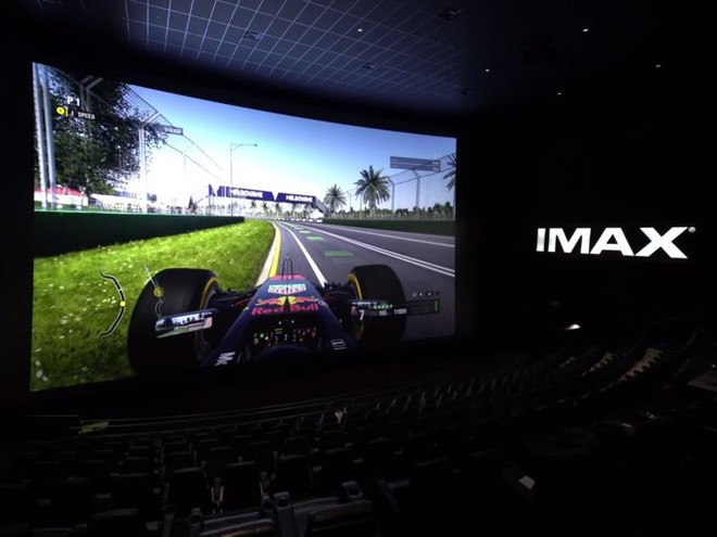 Chán bẻ điện thoại, YouTuber Unbox Therapy thử chơi Fortnite trên màn hình IMAX - Ảnh 3.
