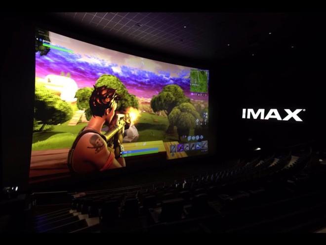 Chán bẻ điện thoại, YouTuber Unbox Therapy thử chơi Fortnite trên màn hình IMAX - Ảnh 2.