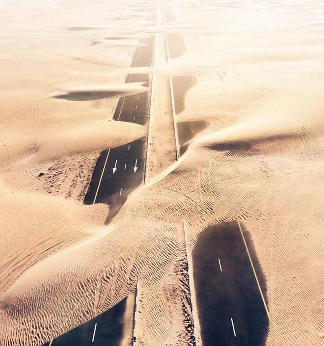 [Chùm ảnh] Dubai không chỉ có những tòa nhà cao tầng mà còn có cả những cao tốc trải đầy cát sa mạc - Ảnh 9.