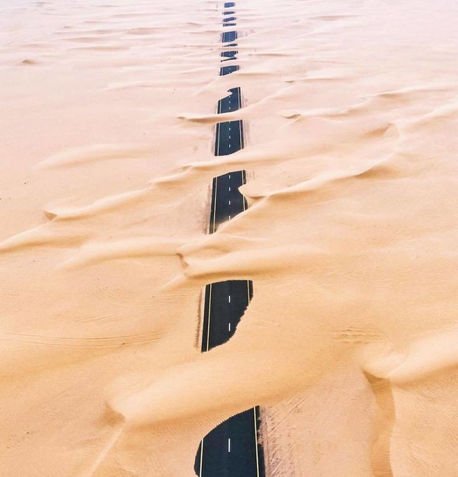[Chùm ảnh] Dubai không chỉ có những tòa nhà cao tầng mà còn có cả những cao tốc trải đầy cát sa mạc - Ảnh 8.
