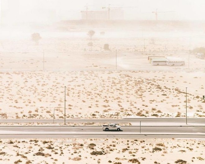 [Chùm ảnh] Dubai không chỉ có những tòa nhà cao tầng mà còn có cả những cao tốc trải đầy cát sa mạc - Ảnh 17.