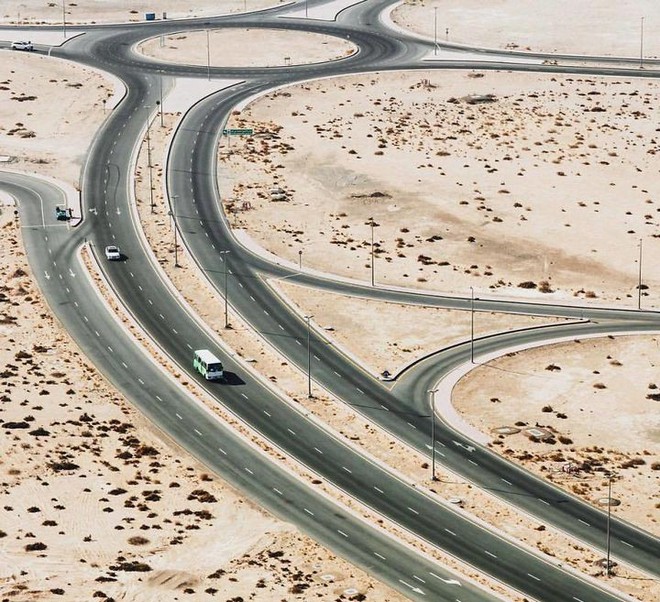 [Chùm ảnh] Dubai không chỉ có những tòa nhà cao tầng mà còn có cả những cao tốc trải đầy cát sa mạc - Ảnh 16.