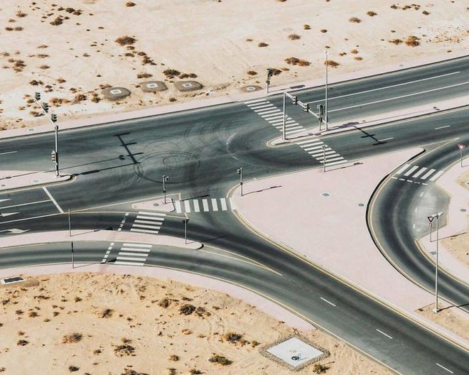 [Chùm ảnh] Dubai không chỉ có những tòa nhà cao tầng mà còn có cả những cao tốc trải đầy cát sa mạc - Ảnh 15.