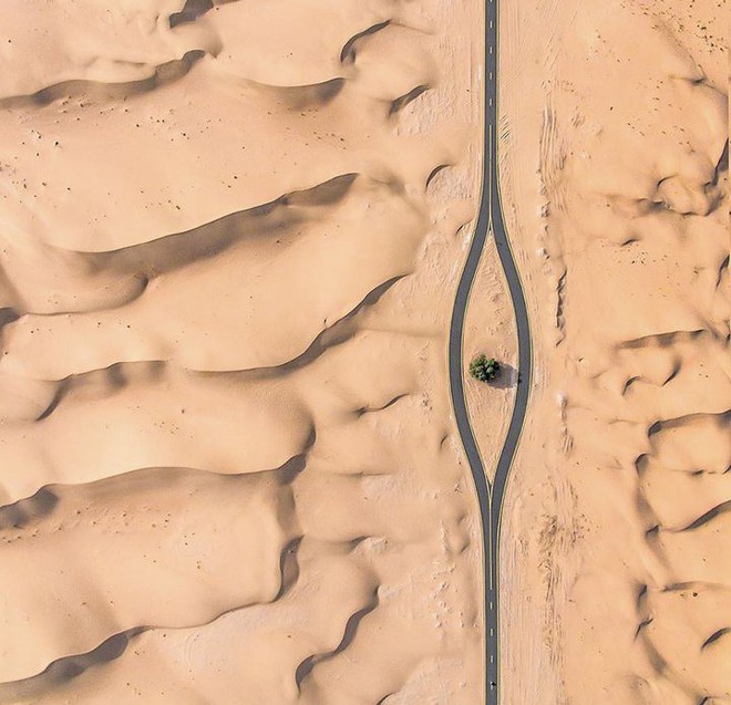 [Chùm ảnh] Dubai không chỉ có những tòa nhà cao tầng mà còn có cả những cao tốc trải đầy cát sa mạc - Ảnh 14.