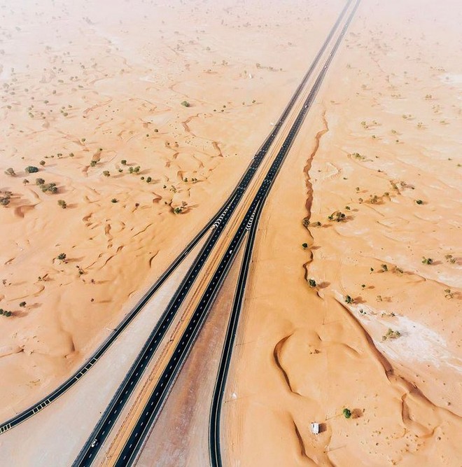 [Chùm ảnh] Dubai không chỉ có những tòa nhà cao tầng mà còn có cả những cao tốc trải đầy cát sa mạc - Ảnh 13.