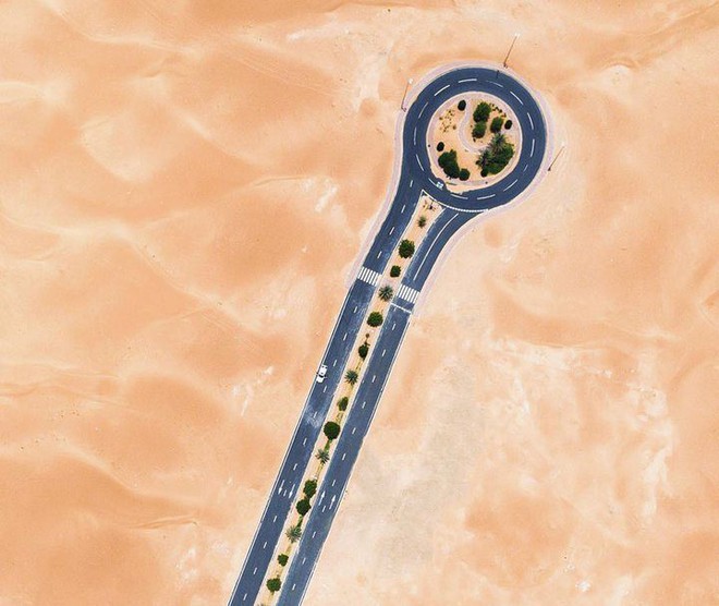 [Chùm ảnh] Dubai không chỉ có những tòa nhà cao tầng mà còn có cả những cao tốc trải đầy cát sa mạc - Ảnh 12.