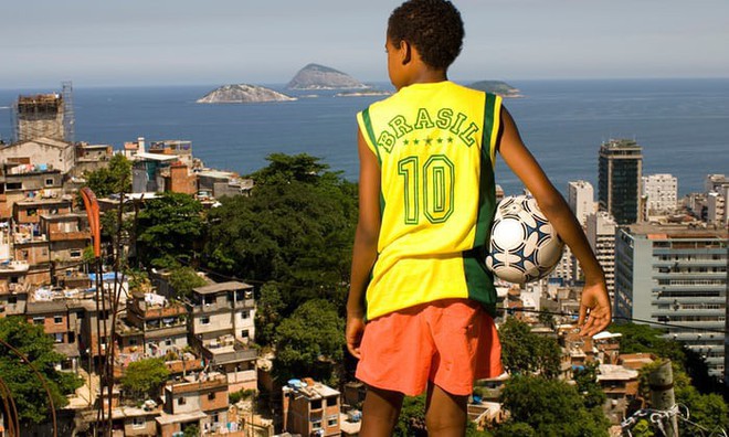 Câu chuyện World Cup: Đằng sau những tuyển thủ Brazil là những bà mẹ đơn thân cả đời tần tảo nuôi con nên người - Ảnh 1.