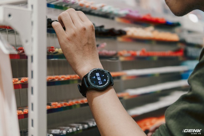 Tích hợp Samsung Pay trên smartwatch Gear: Như hổ mọc thêm cánh! - Ảnh 2.