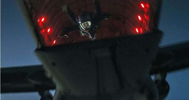 Cảnh Tom Cruise nhảy ra khỏi máy bay trong Mission: Impossible - Fallout được quay như thế nào? - Ảnh 1.