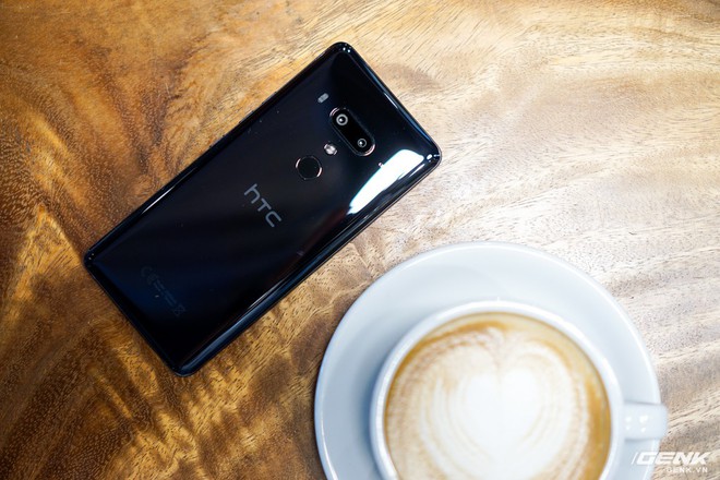 Ảnh thực tế HTC U12 Plus tại Việt Nam: phím bấm cảm biến lực, 4 camera, màn hình tràn viền không tai thỏ - Ảnh 1.