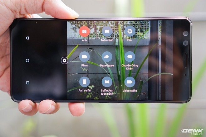 Ảnh thực tế HTC U12 Plus tại Việt Nam: phím bấm cảm biến lực, 4 camera, màn hình tràn viền không tai thỏ - Ảnh 8.