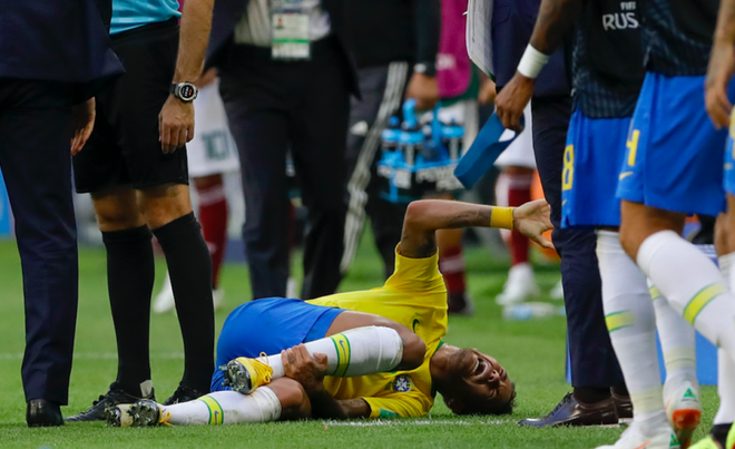 [World Cup 2018] Theo thống kê, Neymar đã nằm ăn vạ tổng cộng 13 phút 50 giây trên sân từ đầu giải đến nay - Ảnh 2.