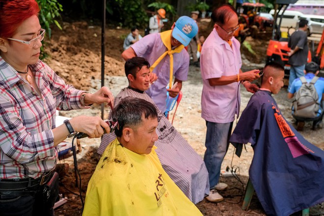 Các hình ảnh cho thấy quy mô và độ phức tạp của nỗ lực giải cứu các cậu bé Thái Lan bị mắc kẹt - Ảnh 8.