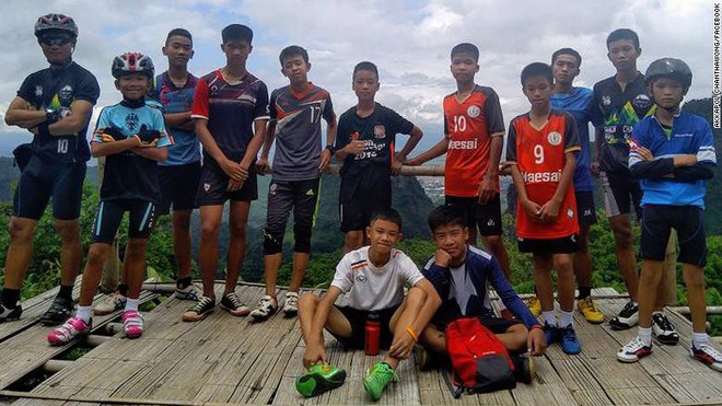 Chính nhờ huấn luyện viên Ekapol Chanthawong dạy cho đội bóng Thái Lan cách thiền, các em nhỏ mới tĩnh tâm vượt qua được nỗi sợ hãi bị kẹt trong hang không rõ ngày trở về - Ảnh 1.