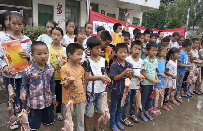 Ngoài bằng khen, học sinh nghèo vượt khó ở vùng quê Trung Quốc được tặng mỗi em 6 lạng thịt ba chỉ - Ảnh 2.