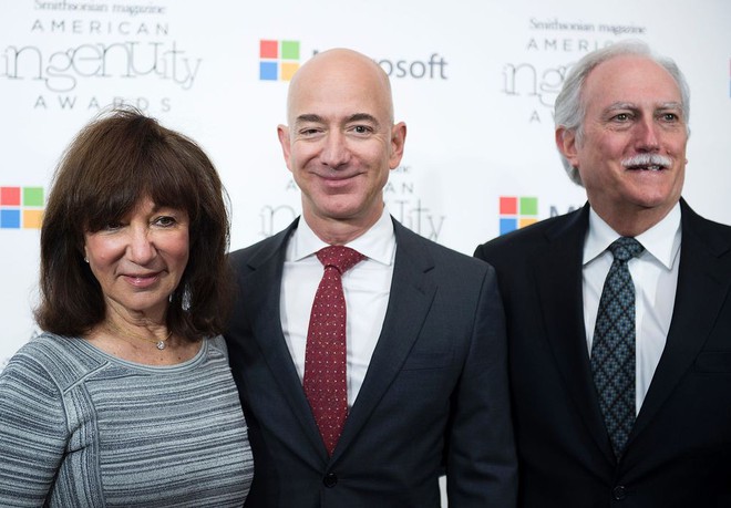 Khoản đầu tư 245.573 USD của bố mẹ ông Jeff Bezos vào Amazon năm 1995 giờ đây có giá trị gần 30 tỷ USD - Ảnh 1.