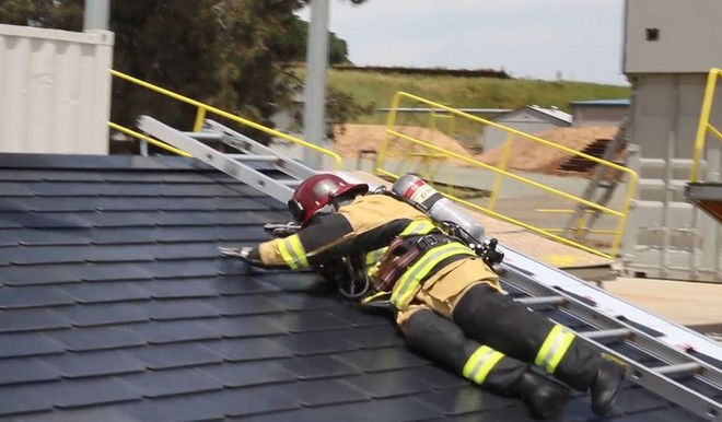 Đến lính cứu hỏa cũng phải ngả mũ vì độ bền mái ngói năng lượng mặt trời của Tesla - Ảnh 2.