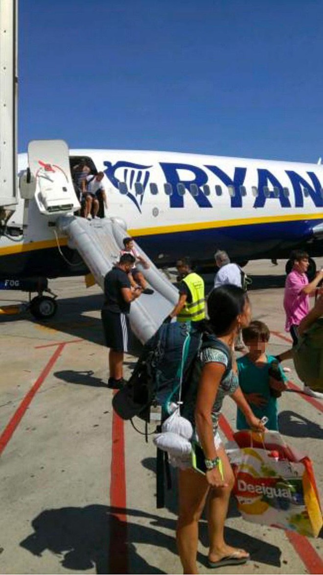 Ireland: Điện thoại phát nổ trong lúc máy bay chuẩn bị cất cánh, hành khách nháo nhào bỏ chạy - Ảnh 1.
