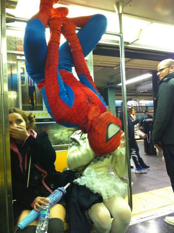 [Vui] 20 bức ảnh sẽ chứng minh cho bạn thấy: Thế giới trên tàu điện ngầm luôn ngập tràn những điều kỳ lạ - Ảnh 21.