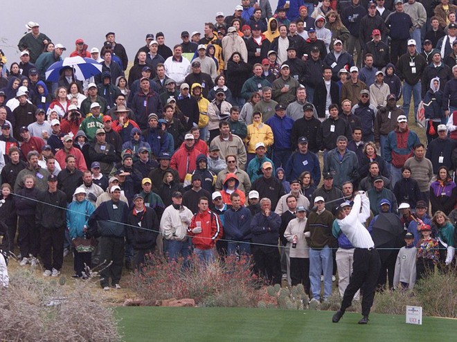 2 tấm ảnh chụp cách nhau 16 năm của golf thủ lừng danh Tiger Woods cho chúng ta thấy sự tiến hóa của công nghệ - Ảnh 1.