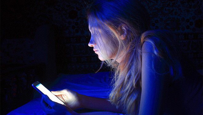 Nghiên cứu: Ánh sáng xanh từ smartphone, tablet và laptop có thể gây mù lòa nhanh hơn - Ảnh 1.