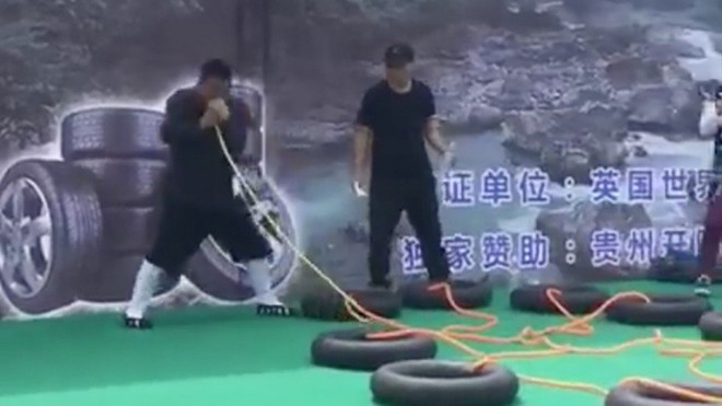 Trung Quốc: Võ sư lập kỷ lục Guinness nhờ dùng mũi thổi căng cùng lúc 12 săm ô tô - Ảnh 2.