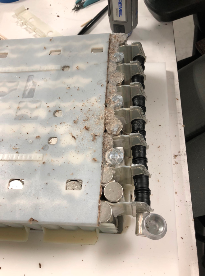 Một người tố giác Tesla đã tweet những hình ảnh về những chiếc pin bị hư hại mà công ty sử dụng trong xe ô tô - Ảnh 1.