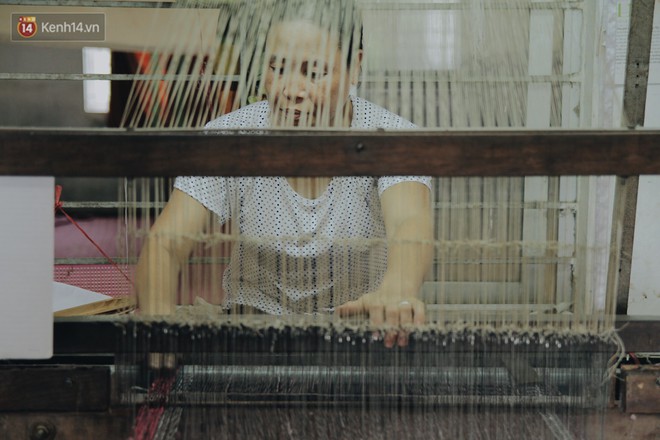 Người phụ nữ Hà Nội đầu tiên dệt lụa từ tơ sen: 4.800 cuống sen cho một chiếc khăn quàng cổ dài 1,7 mét - Ảnh 4.