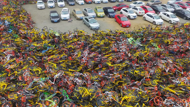 Choáng ngợp với những tấm ảnh chụp từ trên không các nghĩa địa xe đạp tại Trung Quốc - Ảnh 1.