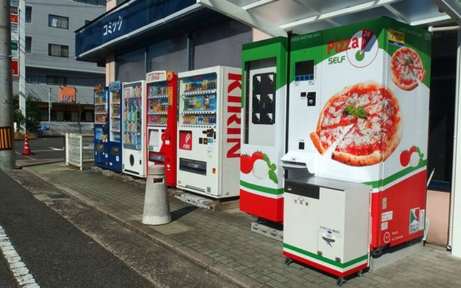 Ở Nhật Bản có cả máy bán pizza tự động, chẳng cần lo cửa hàng đóng cửa, cứ ra mua là có - Ảnh 1.