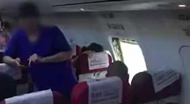 Trung Quốc: Hành khách bật cửa thoát hiểm ra cho thoáng vì đợi mãi không được xuống máy bay - Ảnh 1.