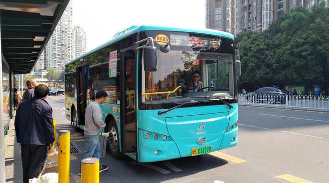 Một công ty xe buýt Trung Quốc lỗ tới gần 300 triệu đồng vì hành khách giở thủ đoạn trả tiền âm phủ và tiền giả - Ảnh 1.