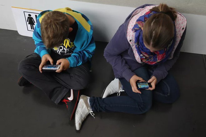 Pháp chính thức cấm sử dụng smartphone trong trường học - Ảnh 1.