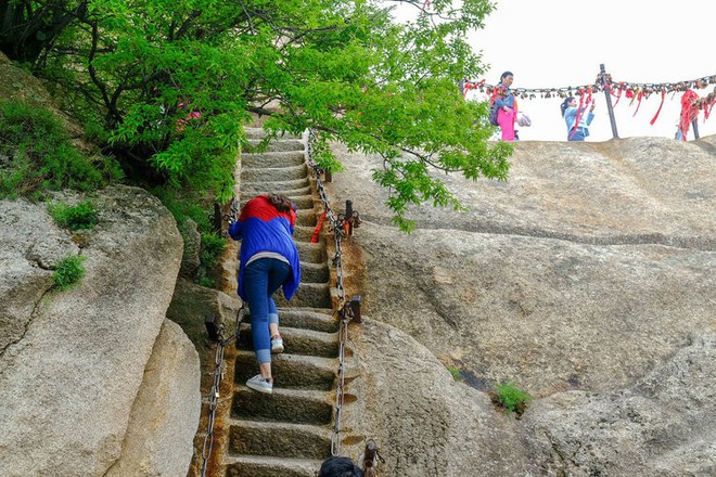 Khám phá đỉnh Hoa Sơn huyền thoại với đường leo núi nguy hiểm bậc nhất thế giới: Con người mới đáng sợ chứ không phải cảnh quan! - Ảnh 16.