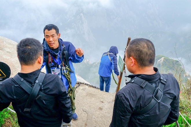 Khám phá đỉnh Hoa Sơn huyền thoại với đường leo núi nguy hiểm bậc nhất thế giới: Con người mới đáng sợ chứ không phải cảnh quan! - Ảnh 26.
