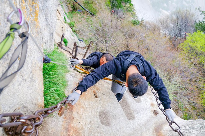 Khám phá đỉnh Hoa Sơn huyền thoại với đường leo núi nguy hiểm bậc nhất thế giới: Con người mới đáng sợ chứ không phải cảnh quan! - Ảnh 27.