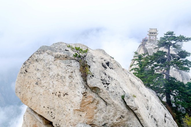 Khám phá đỉnh Hoa Sơn huyền thoại với đường leo núi nguy hiểm bậc nhất thế giới: Con người mới đáng sợ chứ không phải cảnh quan! - Ảnh 30.