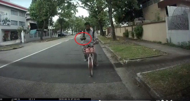 Anh thanh niên Singapore đập mặt vào kính chắn gió vì mải chơi smartphone - Ảnh 1.