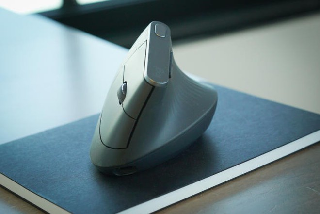 Logitech công bố chuột MX Vertical: nghiêng 57 độ so với bàn di chuột, giảm áp lực cổ tay, chống đau cẳng tay - Ảnh 2.