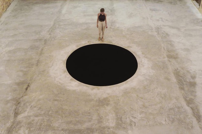 Vì tò mò, du khách Ý bị rơi xuống hố đen nghệ thuật được tạo ra từ năm 1992 - Ảnh 2.