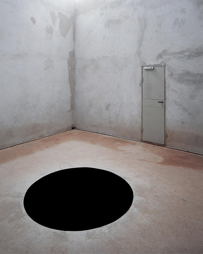 Vì tò mò, du khách Ý bị rơi xuống hố đen nghệ thuật được tạo ra từ năm 1992 - Ảnh 1.